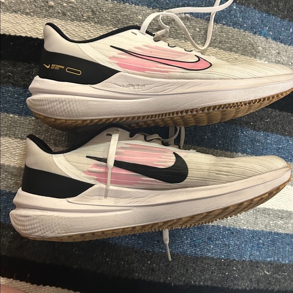 Nike Air Winflo 9 Women's White and Pink Athletic Shoes - Picture 6 of 10